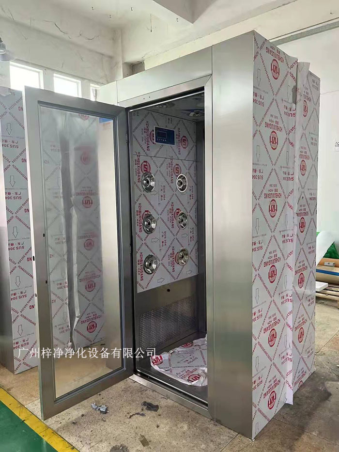 風淋室的主要功能是通過高速氣流將塵埃和污物吹離工作人員的衣物和身體，從而確保進入潔凈室的環(huán)境符合規(guī)定的潔凈度標準。