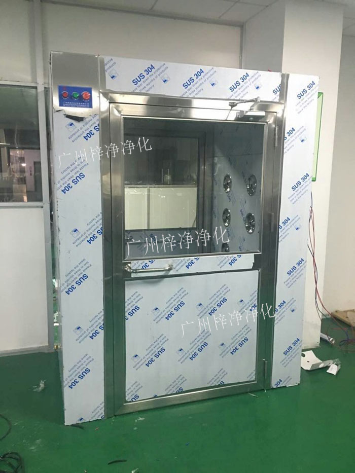 防爆風(fēng)淋室是指風(fēng)淋室的電機(jī)、指示燈、照明燈、接線管必須嚴(yán)格按照防爆標(biāo)準(zhǔn)