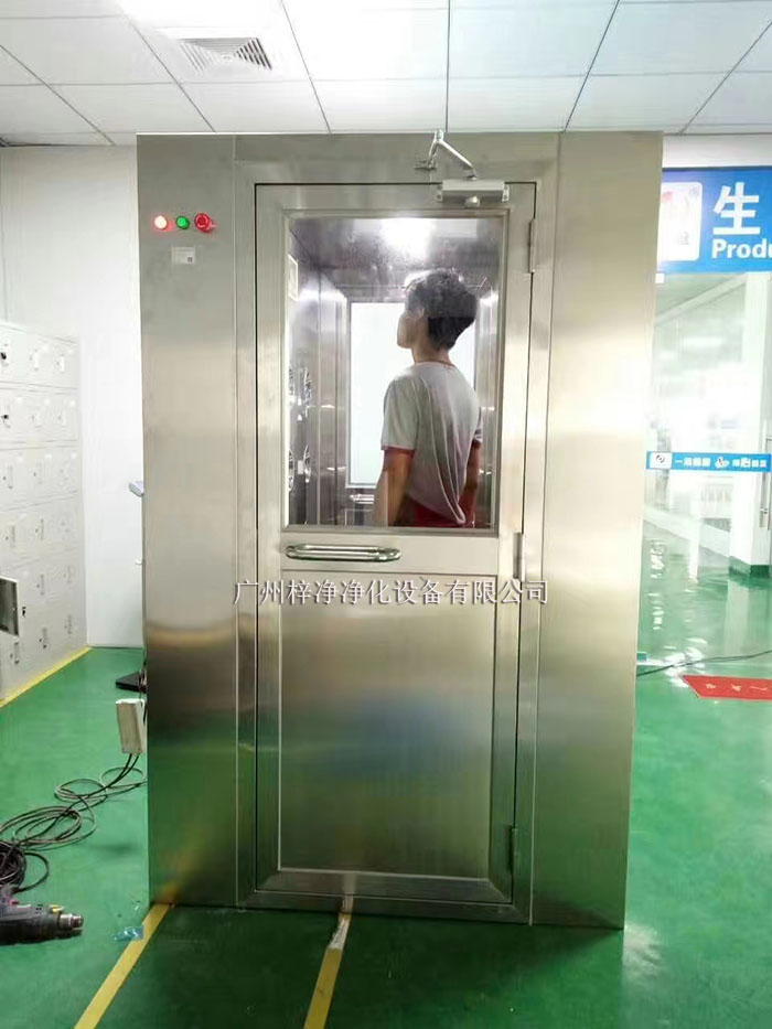 風(fēng)淋室和貨淋室通常配備有集塵設(shè)備，如高效過(guò)濾器、吸塵器等。吹淋過(guò)程中脫落的灰塵和雜質(zhì)會(huì)被這些設(shè)備收集。