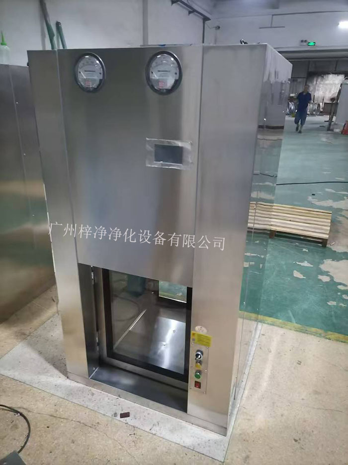 傳遞窗是一種用于潔凈室內(nèi)部或潔凈室與外界之間傳遞物品的設(shè)備，可以防止外部污染進(jìn)入潔凈室。