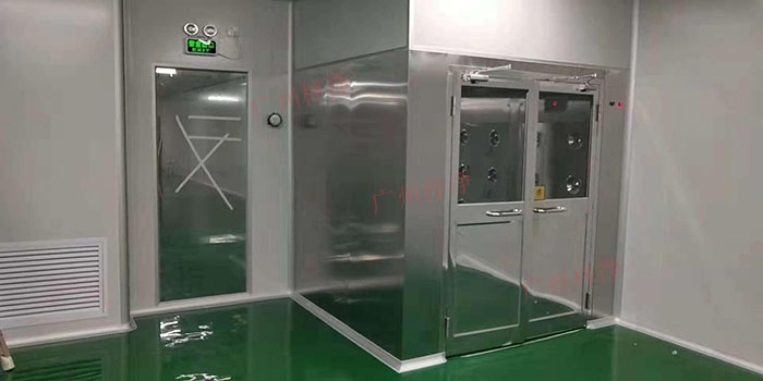 風(fēng)淋室應(yīng)安裝安全保護(hù)裝置