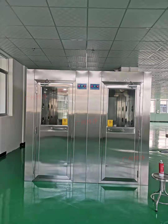 風(fēng)淋室主要功能是通過(guò)快速氣流的作用，去除人員和物料表面攜帶的塵埃和微生物，以確保進(jìn)入潔凈室的人員和物料不會(huì)污染車間環(huán)境。