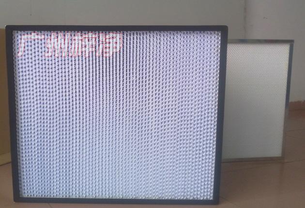 HS有隔板高效過濾器可廣泛用于光學(xué)電子、LCD液晶制造，生物醫(yī)藥、精密儀器、飲料食品，PCB印刷等行業(yè)無塵凈化車間的空調(diào)末端送風(fēng)處。